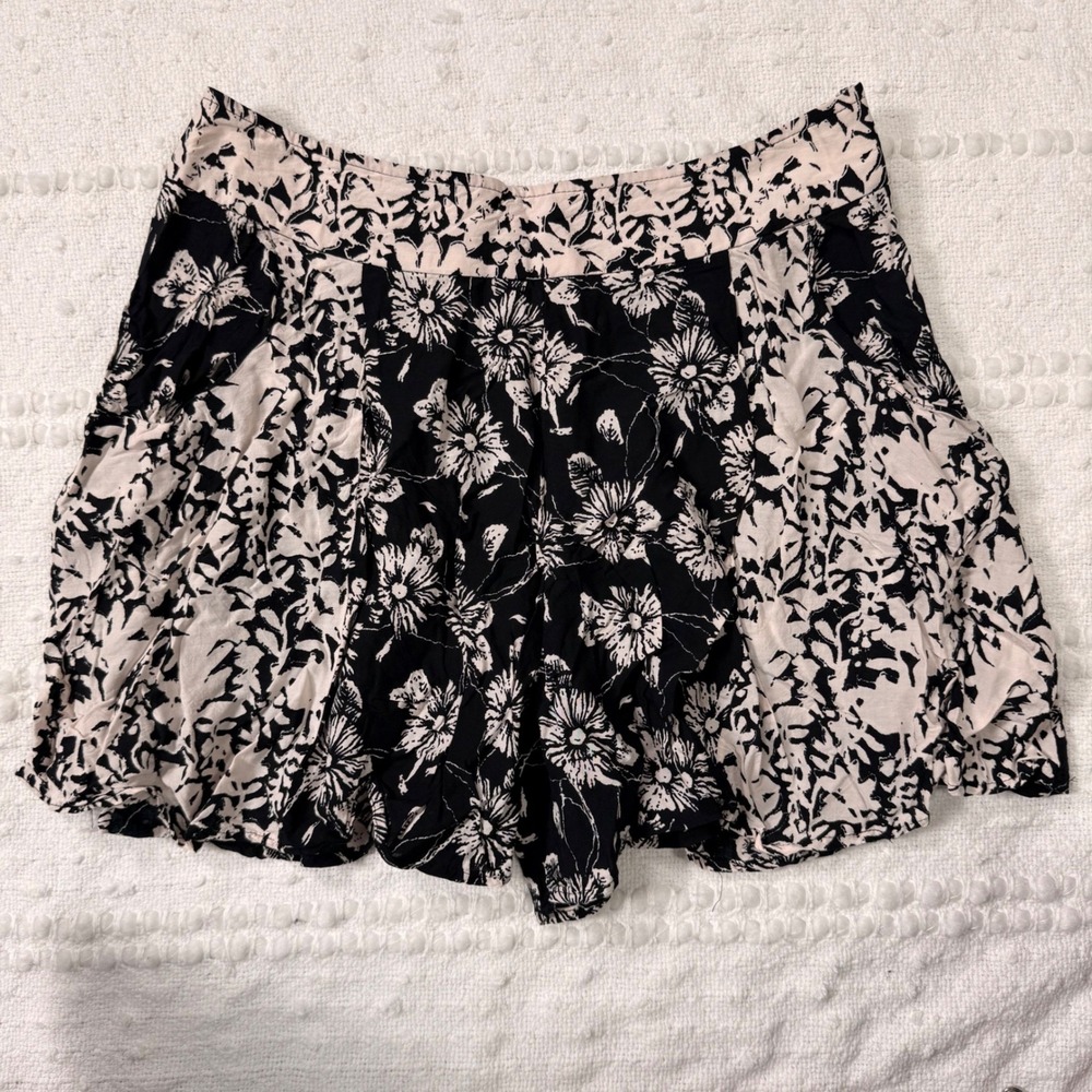 Free People Black White Floral Surplice Crop Top Boho Sleeveless Blouse Size 6 - Picture 1 of 8